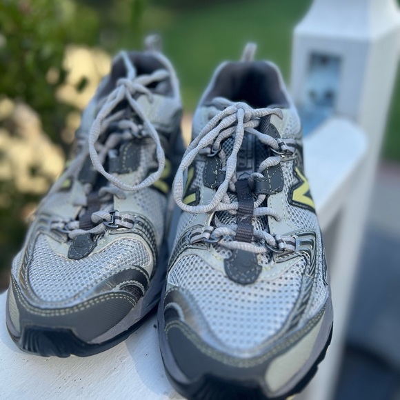 New Balance Gray Athletic Trail Running Shoes Women's Color Gray Sz 6 - Picture 2 of 15